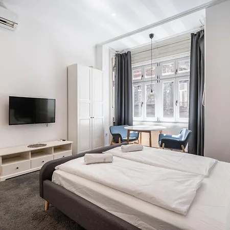 Z32 - & Chic - Stylish By Bqa * Budapest